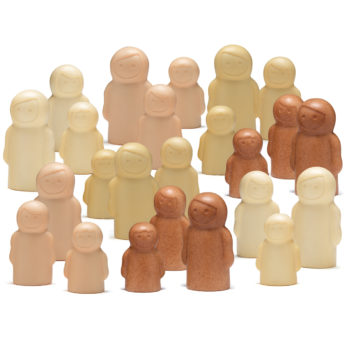 4 sets of 6 figures, each set a different colour, including two of each size in a set