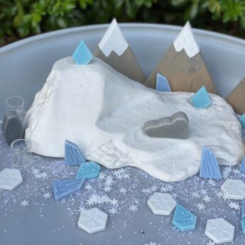 Large iceberg for imaginative play