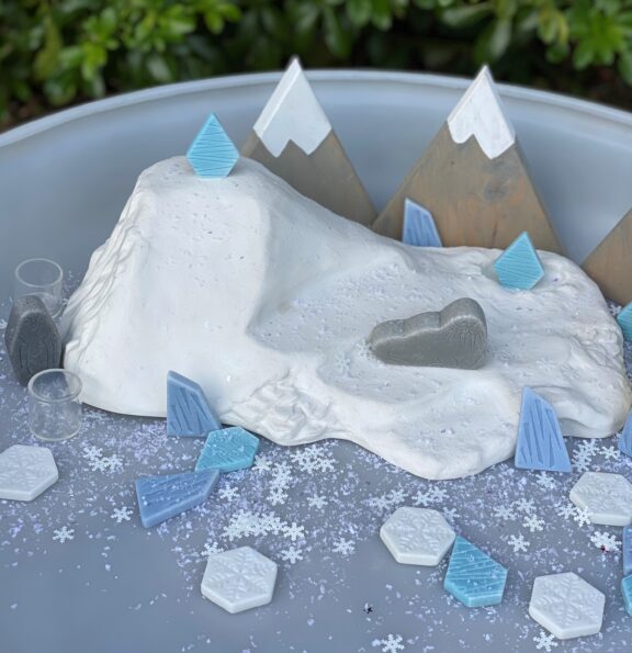Large iceberg for imaginative play