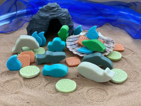 Ocean play habitat for storytelling adventures with animal figures, play cave and scenery stones