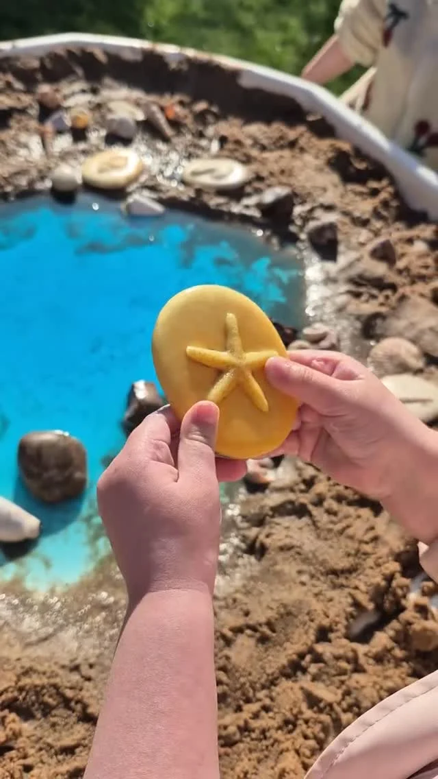 Fun in the sun! ☀️ 
How refreshing and inspiring does this beautiful rockpool setup by • @gemmas_childminding look?
The children look like they’re having so much fun investigating, exploring, and discovering all the wonders we might find in a real rockpool — from shells to sea creatures!

Such a wonderful way to support language development, curiosity, and imaginative play outdoors!

#earlyyears #eyfs #outdoorlearning #sensoryplay #loosepartsplay #natureplay #earlychildhoodeducation #inquirybasedlearning #childledlearning #smallworldplay #stemineyfs #playfullearning #tufftrayideas #learningthroughplay #openendedresources #messyplayfun #earlyyearsinspo