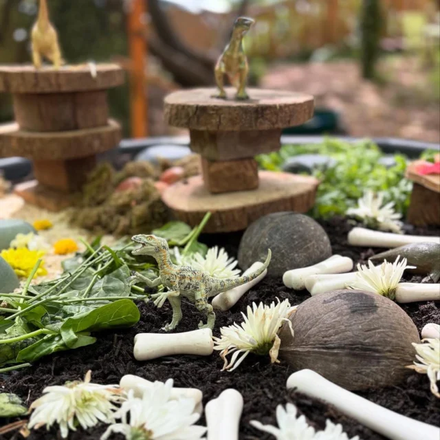 How inviting does this Dino Tray Play look by • @_thecub_house! 🦖💚
A perfect mix of nature, imagination, and sensory fun—ideal for little explorers to dig, discover, and play outdoors.

#dinoplay  #outdoorlearning  #natureplay  #childledplay #yellowdooreducation #yellowdoorplay