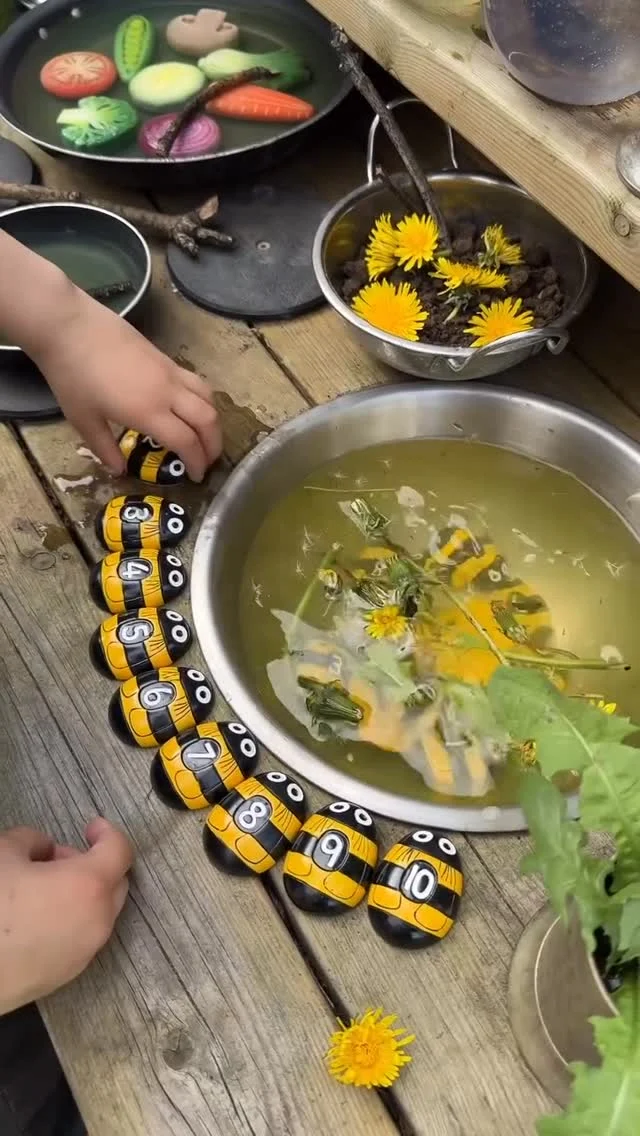 Counting bees in the mud kitchen 🐝 Our set of busy bee stones will help children to develop an understanding of numbers and apply this knowledge in different contexts. They can be used for a range of learning opportunities…how would you use them? Have you tried them in the mud kitchen? 💦☀️🌿🐝

#bees #worldbeeday #counting #numeracy #earlymaths #outdoorplay #outdoorclassroom #mudkitchen #mudkitchenideas #mudkitchens #playbasedlearning #invitationtoplay #magicofchildhood #childhood #eyfs #earlyyears #earlyyearseducation #preschool #homeschool #homelearning #yellowdooreducation #playtime