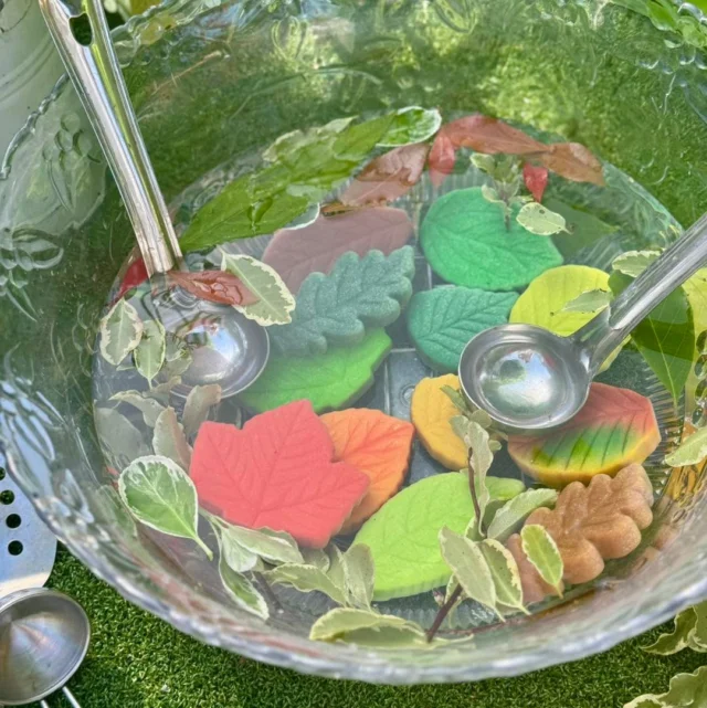 Leafy delights and colour recognition water play outdoors in the sunshine today ☀️🍃

#outdoorplay #outdoorclassroom #preschool #colourrecognition #eyfs #earlyyears #playbasedlearning #eyfsideas #yellowdooreducation #childhood #invitationtoplay #sensoryplay #sensoryplayideas